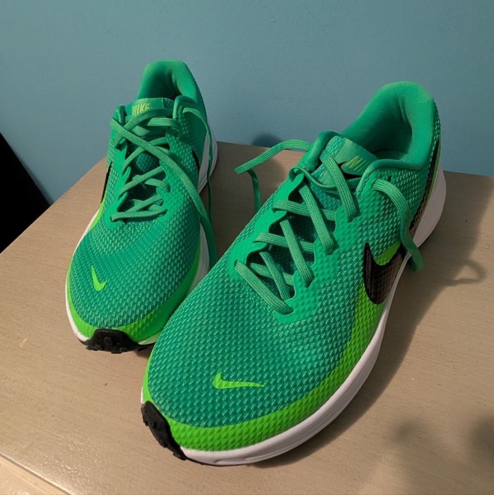 Nike Green Revolution 8 Mens Running Shoes
